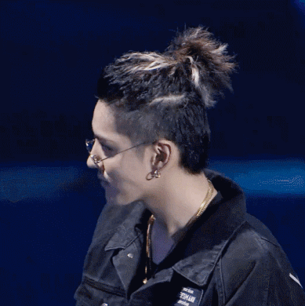 已经看惯了吴亦凡小揪发型的粉丝们也很惊喜