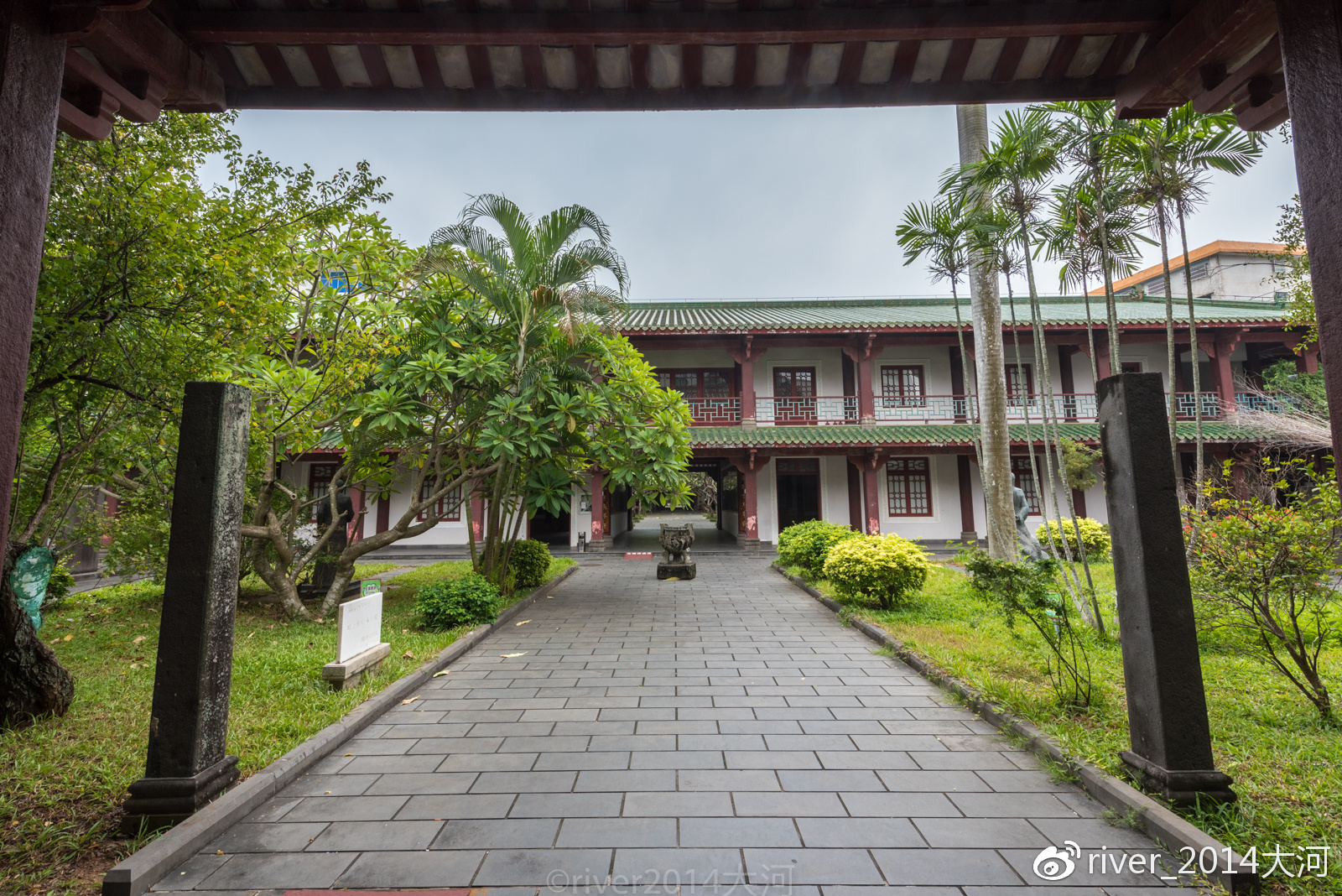 书生张生和琼州府镇台的婢女产生爱情,镇台震怒严惩婢女,婢女逃进书院