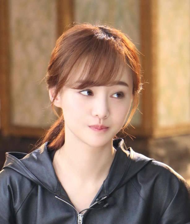 最近郑爽又火了,因为抽烟的事情而引起的一系列问题都成为了大家关注