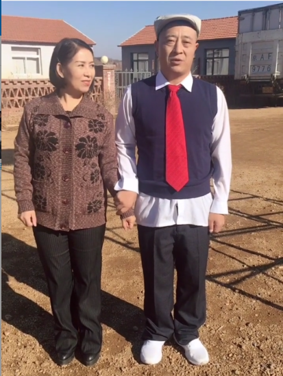 而当筱素清不刻意扮老,跟剧中丈夫赵四站在一起的时候,你会发现,其实