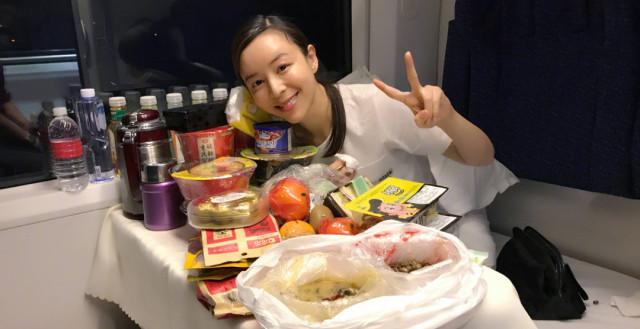 张静初睡火车卧铺都自带满汉全席,敷完面膜瓷