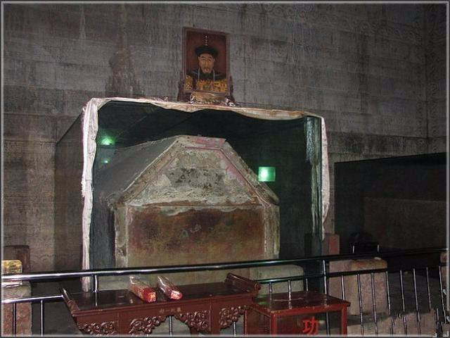 至今未解之谜,乾隆为何两次从陵墓中走出,挡住陵墓大门?