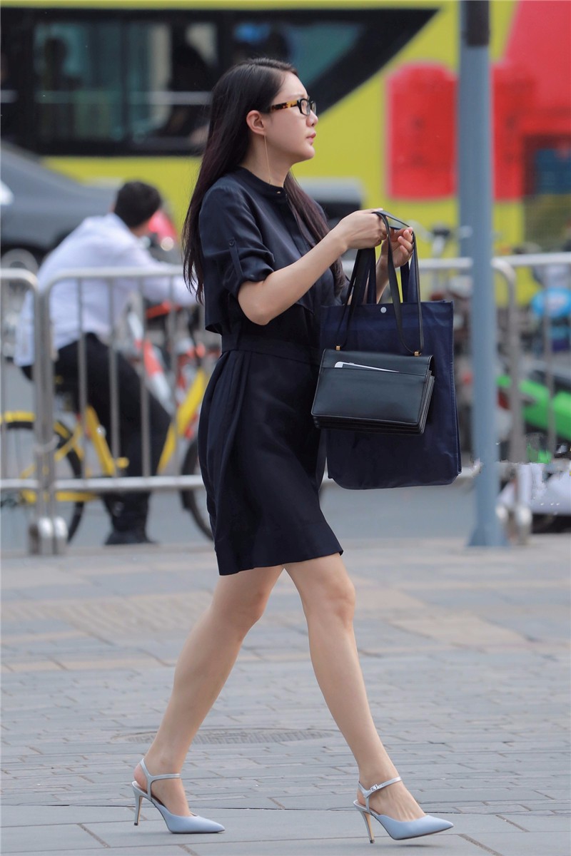 路人街拍,文质彬彬的原脸眼镜美女