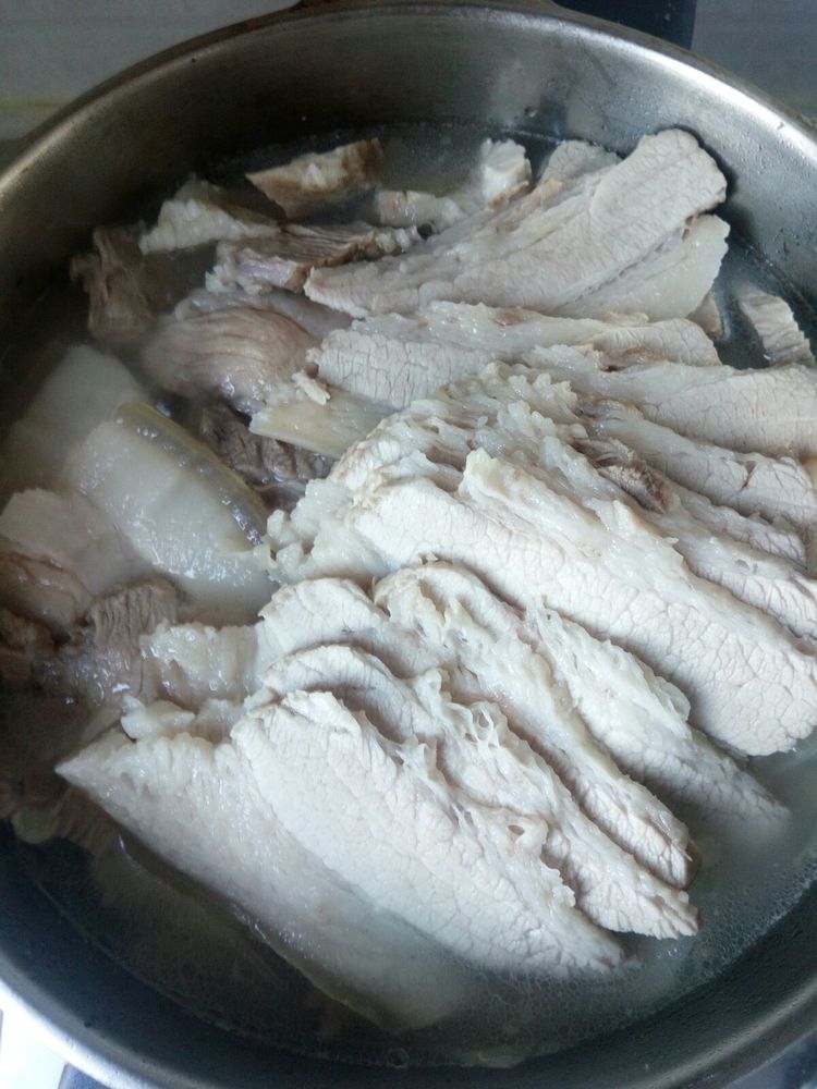 冬天到东北一定要来一碗酸菜炖白肉