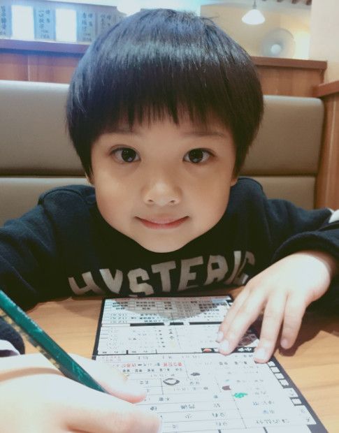 不管怎么说,大眼睛长睫毛的彭子苏越长越帅气,期