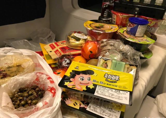 张静初睡火车卧铺都自带满汉全席,敷完面膜瓷