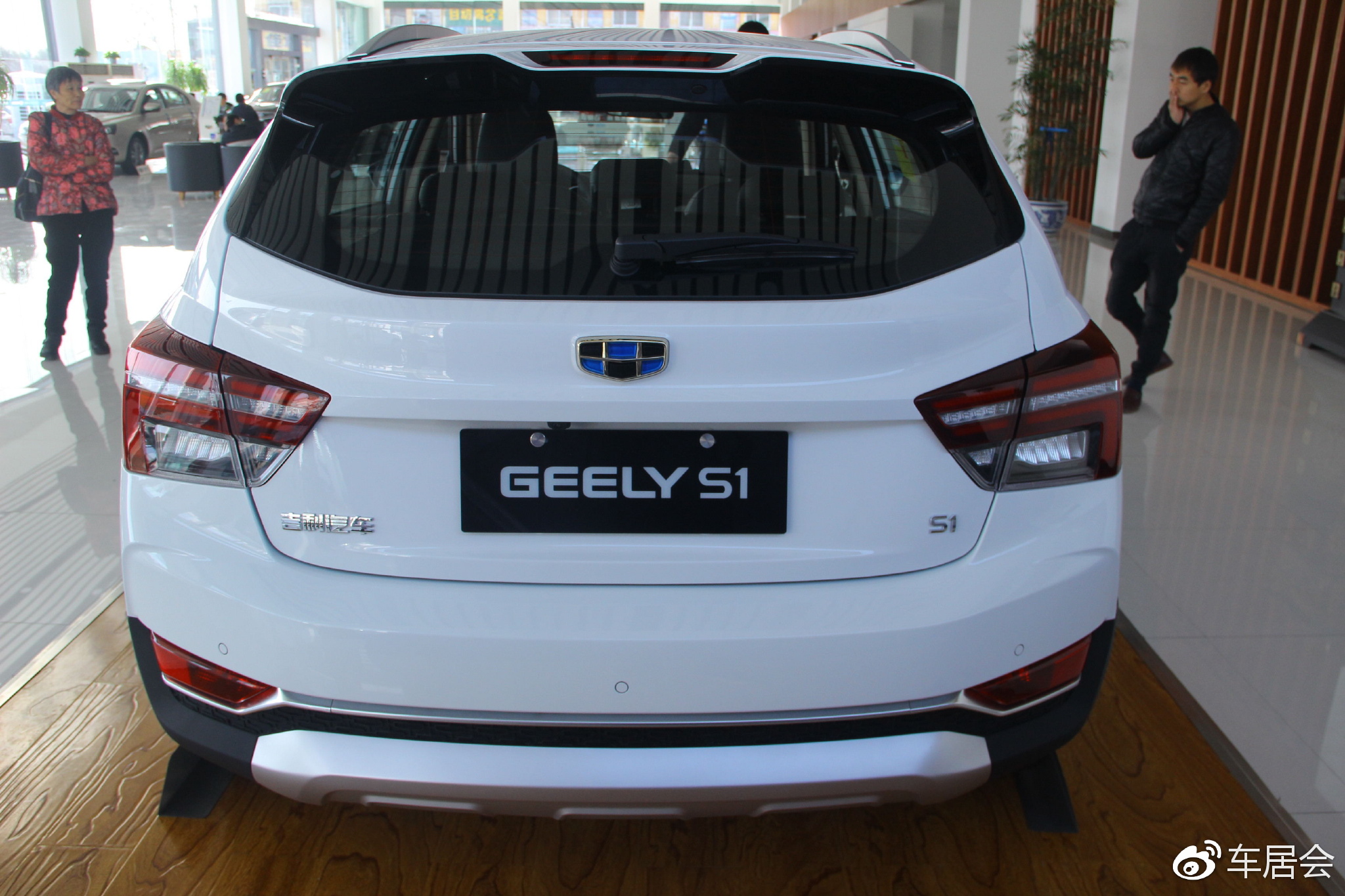 到店实拍吉利s1高个易坐胖子难容