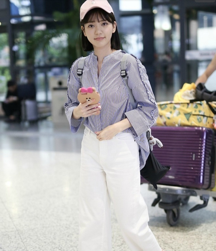 雪芙机场街拍上线:清纯可人,手上的手机壳暴露了性格属性