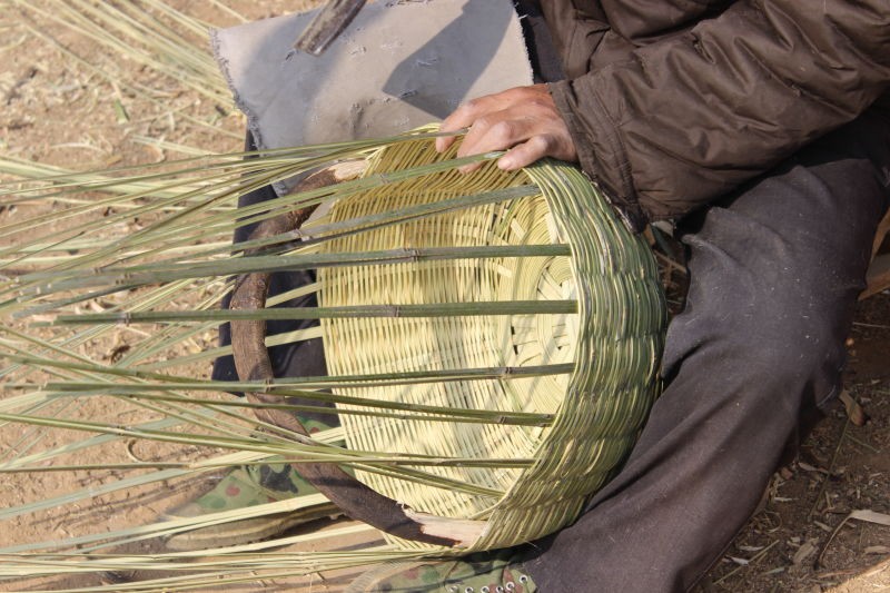 编竹筐只有在农村才能见到的老手艺