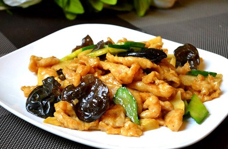 材料主料:猪里脊肉200克辅料:冬笋20克,木耳(水发)15克,黄瓜25克,淀粉