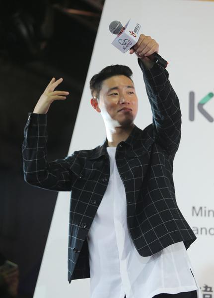 《rm》gary晒小脚丫照宣布当爸:这是我儿子