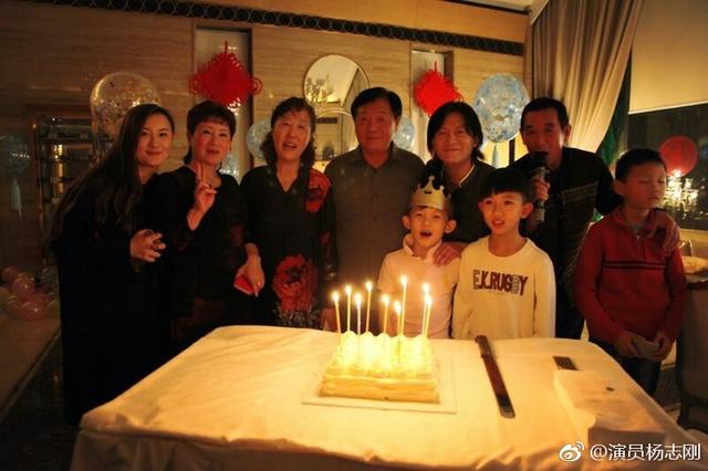 演员杨志刚全家生活照曝光 网友调侃:亲生儿子 鉴定完毕