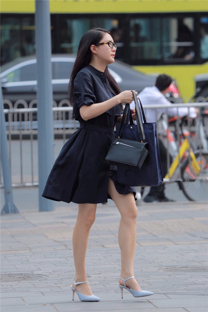 路人街拍,文质彬彬的原脸眼镜美女