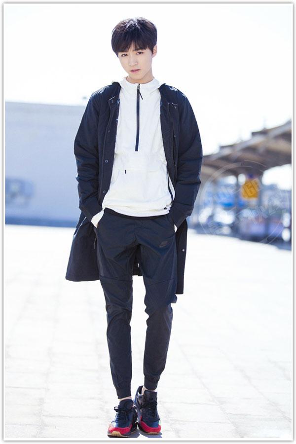 tfboys王俊凯最新街拍,一袭运动装尽显青春活力!