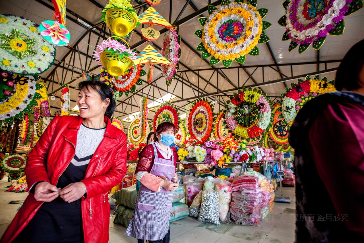 河北省保定市雄安新区某县一个镇上,有一条街专门销售祭祀用品,人称"