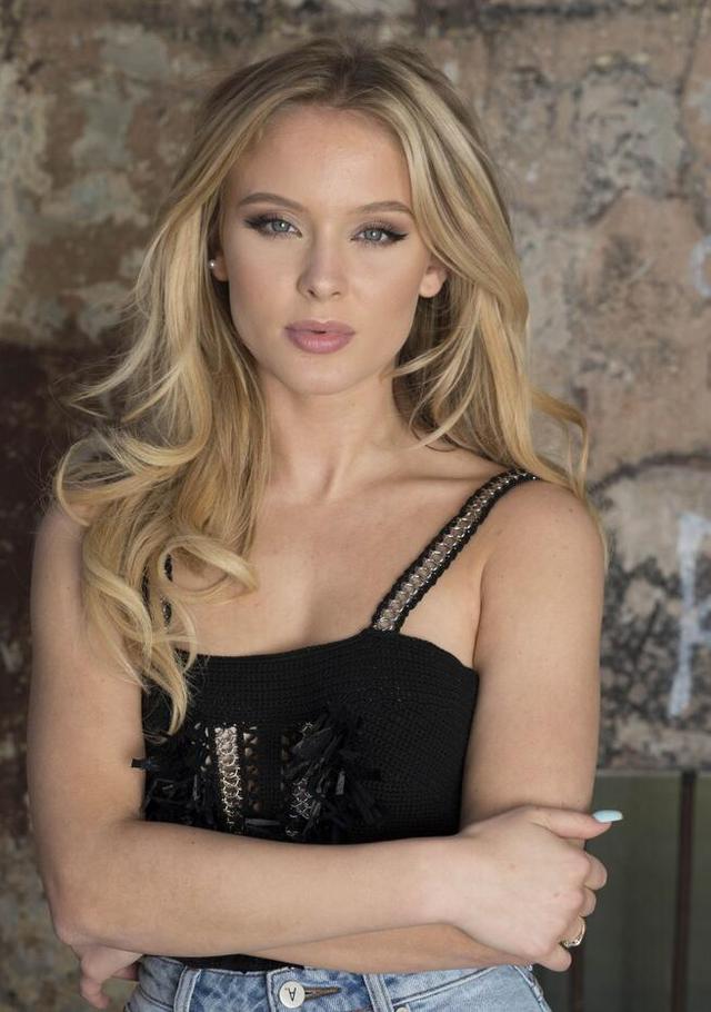 女星莎拉·拉尔森悉尼街头休闲拍照,她身上充满青春的气息