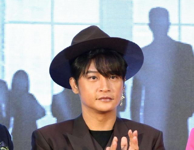 陈志明另类时尚!标配拖鞋耳坠彩发,妖出新高度!