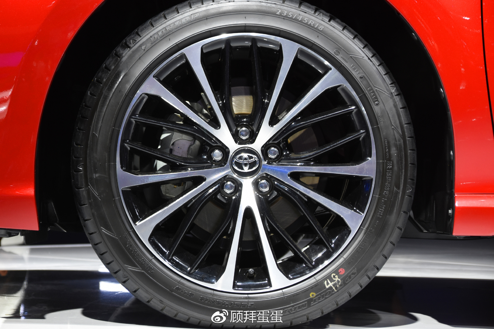 不过还还是比较喜欢运动版的轮毂,搭配红色的车身贼骚气.