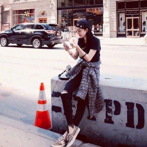 鹿晗关晓彤现身游乐场,意外火了脚上的 初恋鞋