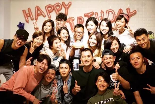 郑丹瑞在社交网上上载照片,只见他笑得很开心,他的爱徒还向爸爸送飞吻