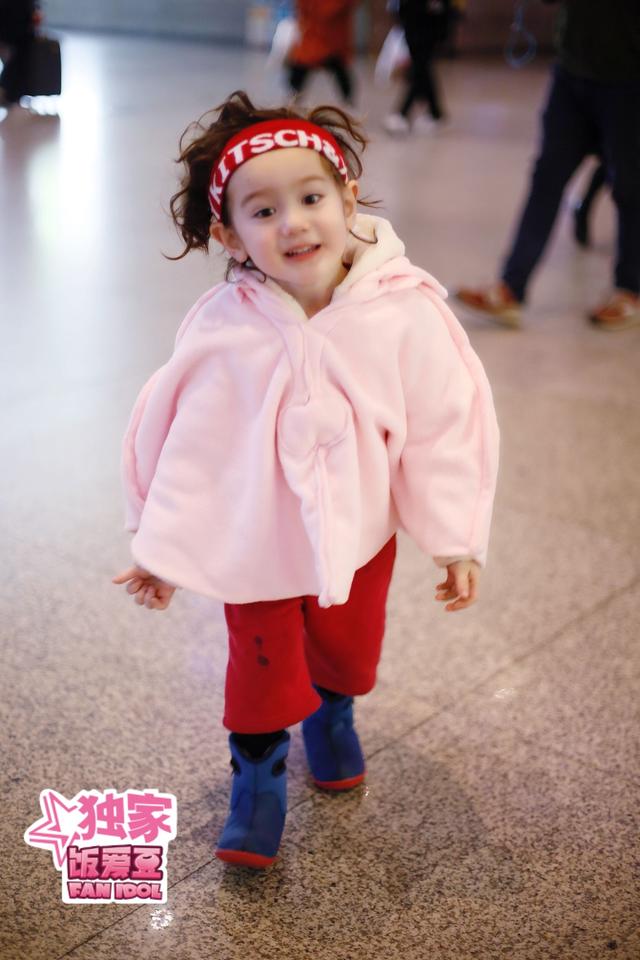 周嘉诚粉色斗篷超吸睛 小萌宝jackson实力圈粉