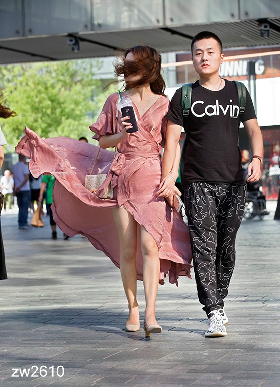 三里屯街拍突然一阵大风刮来让连衣裙美女有点不知所措