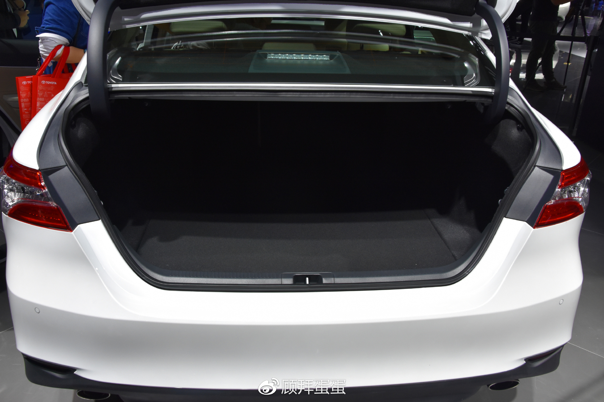 全新凯美瑞后备箱尺寸纵深为980mm,宽为1080mm-1660mm,高为520mm