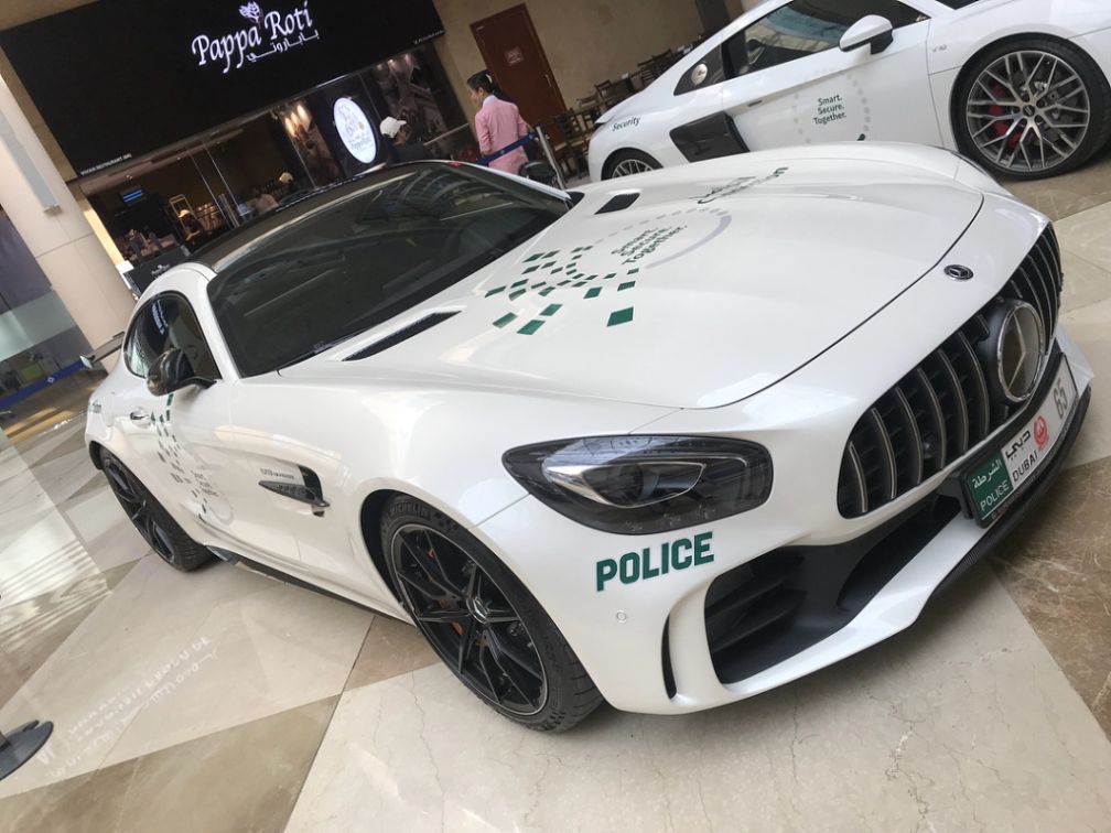 他们用劳斯莱斯当警车,其实都是样子货