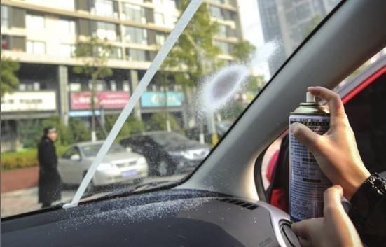 天气冷了，汽车前挡玻璃总是起雾怎么处理-新浪汽车