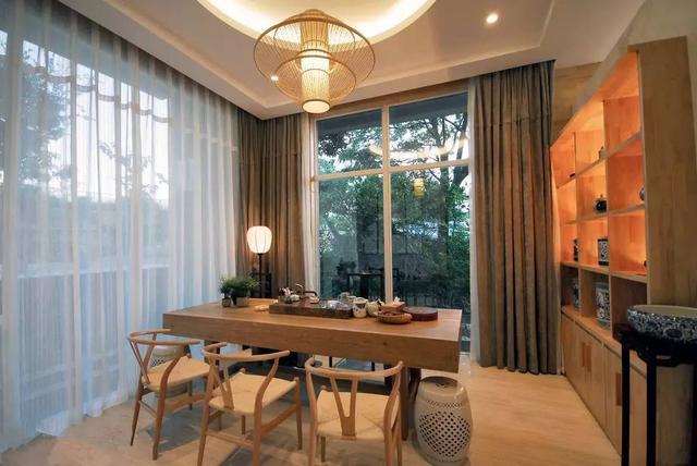 可以选一个合适的房间装成茶室,客人来了不一定座客厅,还可以邀请他们