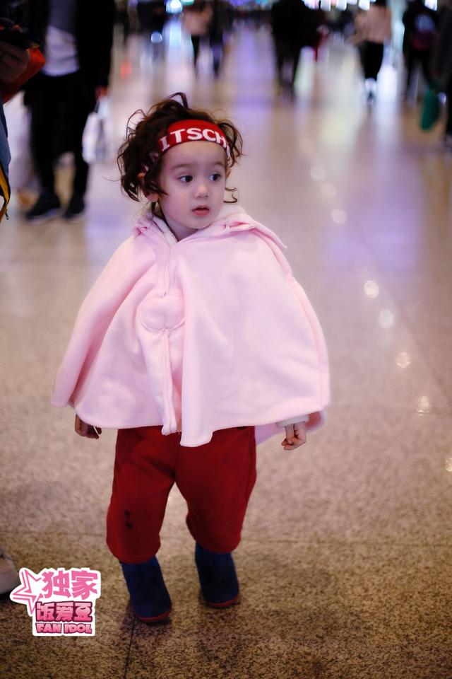 周嘉诚粉色斗篷超吸睛 小萌宝jackson实力圈粉