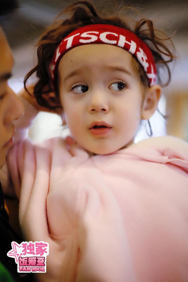 周嘉诚粉色斗篷超吸睛 小萌宝jackson实力圈粉