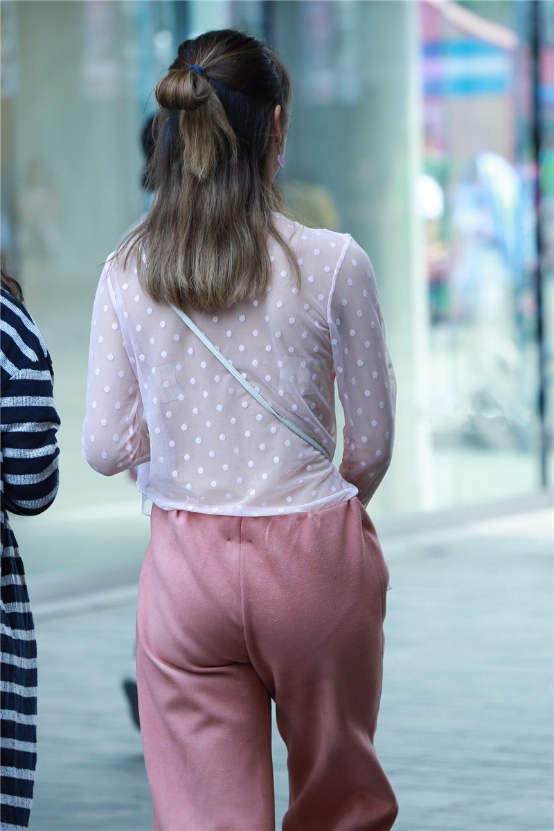 路人街拍,美女这上衣透明度也太高了,真美真性感