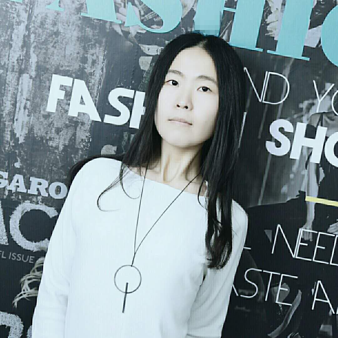 北京大学女神校花岳兰若写真朴素高贵,媚笑倩兮.