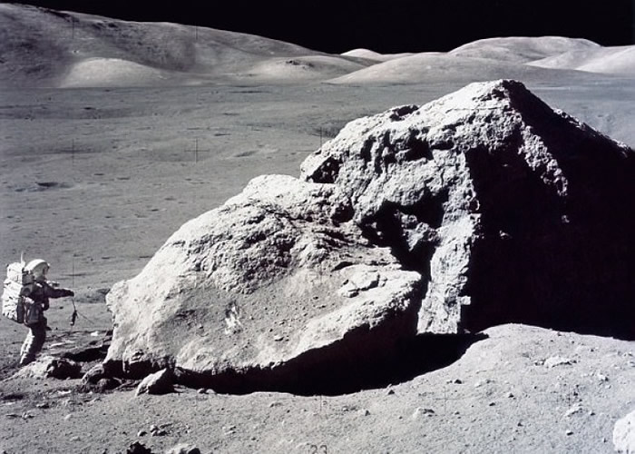 美国阿波罗17号登月照片中发现有人在执行任务时穿背心