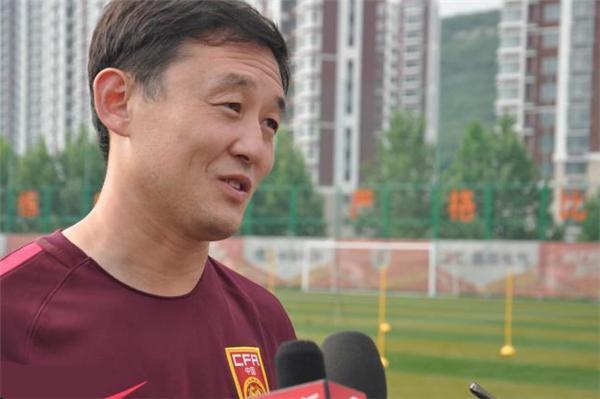 孙继海有骨气! 球迷拿争议旗帜挑衅, 他率国足退赛维护中国荣誉!