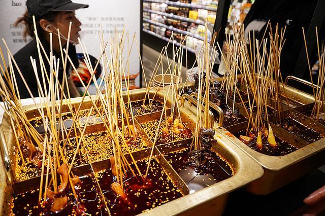 成都网红店街头美食齐聚哈尔滨