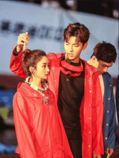 网友偶遇赵丽颖、吴亦凡合作拍广告, 两人亲密