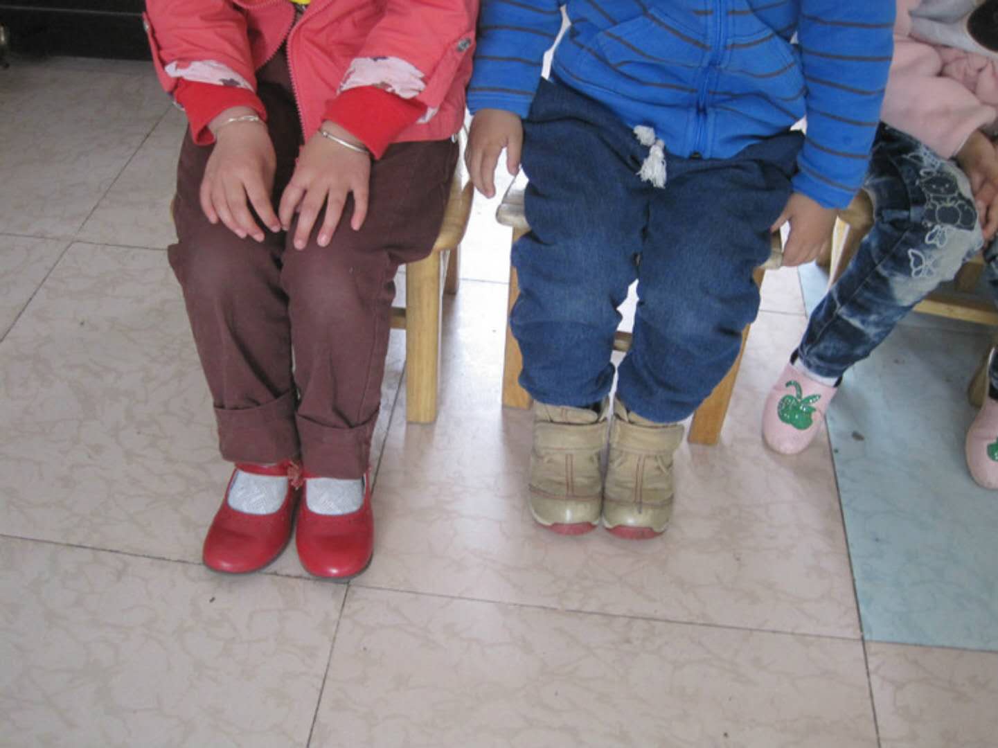 为什么宝宝老是穿反鞋子?真正原因并不是因为宝宝笨