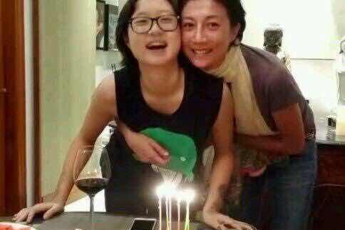 18岁生日与30岁女友甜蜜吃饭,晒生日礼物