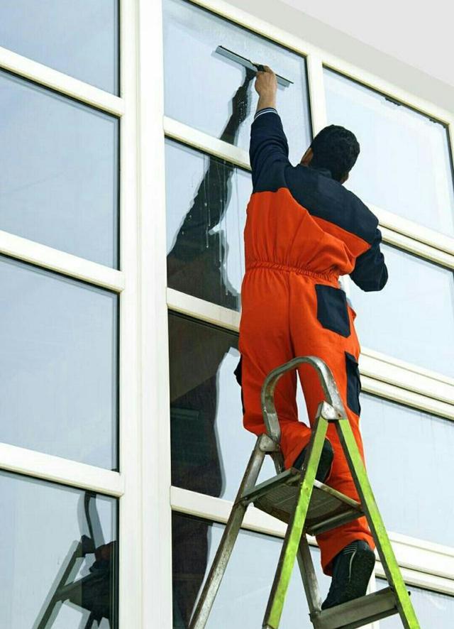 教你一个笨办法擦玻璃,擦一遍就可洁净亮丽