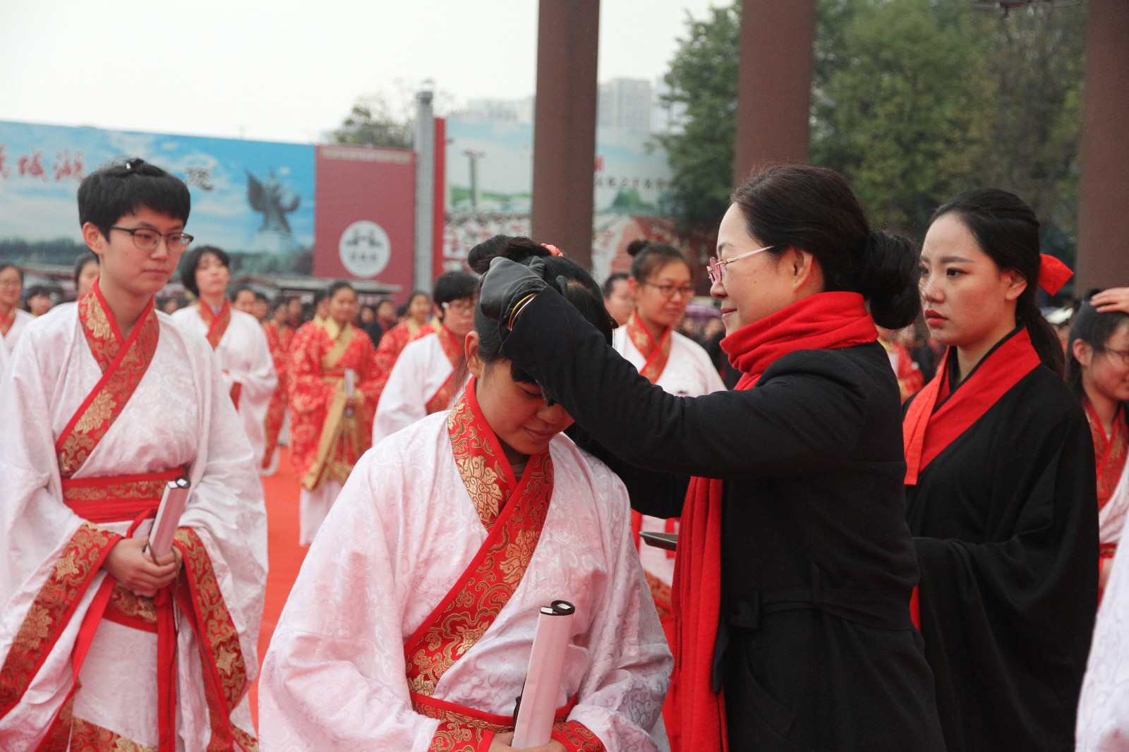 西安学子着汉服参加成人礼 眼闪泪花感恩父母