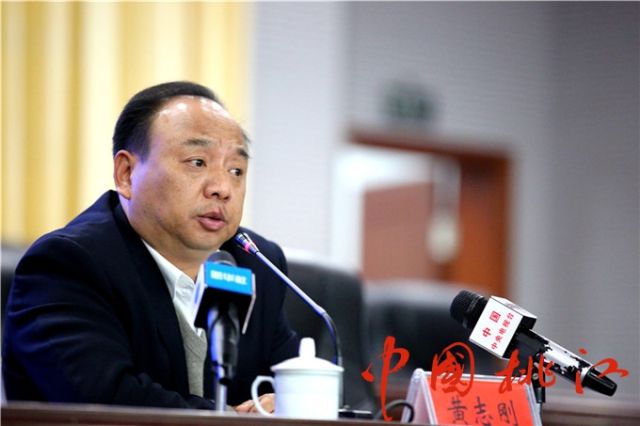 益阳日报记者在新闻发布会上提问 11月19日晚,湖南省桃江县召开新闻