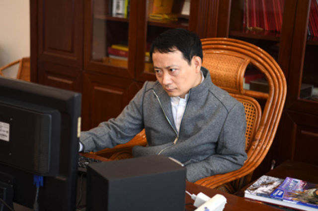 "旗袍先生"崔万志:视苦难为命运馈赠