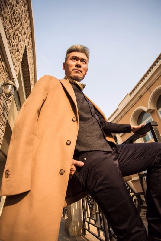 赵恒煊初冬写真曝光 尽显时尚大叔范儿