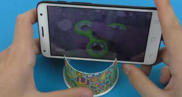 自制懒人手机支架,教你一招,一个纸杯就搞定了