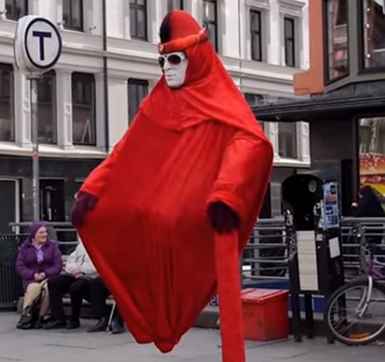 国外街头的"半空悬浮绝技",哪里学的高超技艺?