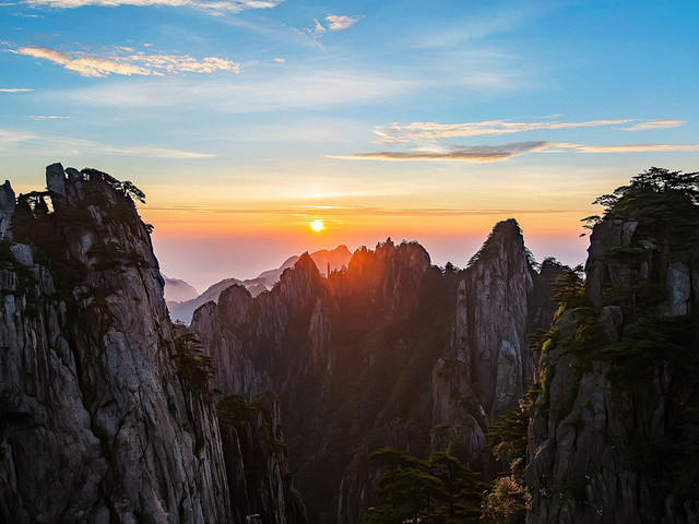 一起去爬黄山吧,一路说笑,观奇山看云海,对迎客松微笑,在光
