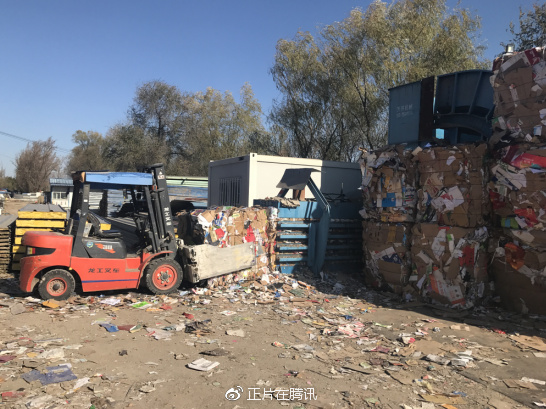 废纸价格最疯狂时,六七家纸厂的业务员同时来找杨志刚抢货.