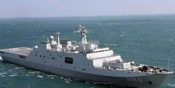 中国第5艘071型船坞登陆舰下水,网友更关心两栖攻击舰何时服役